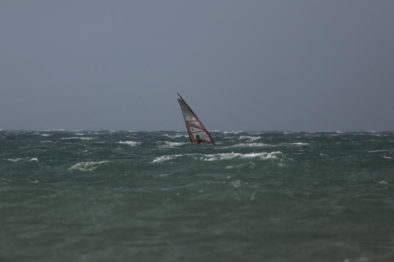 Zadar: Surferi uživaju u valovima koje je prouzročilo snažno jugo, Photo: Filip Brala/PIXSELL