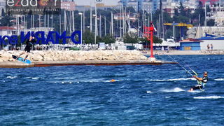 Guštanje surfera u jakom jugu Guštanje surfera u jakom jugu