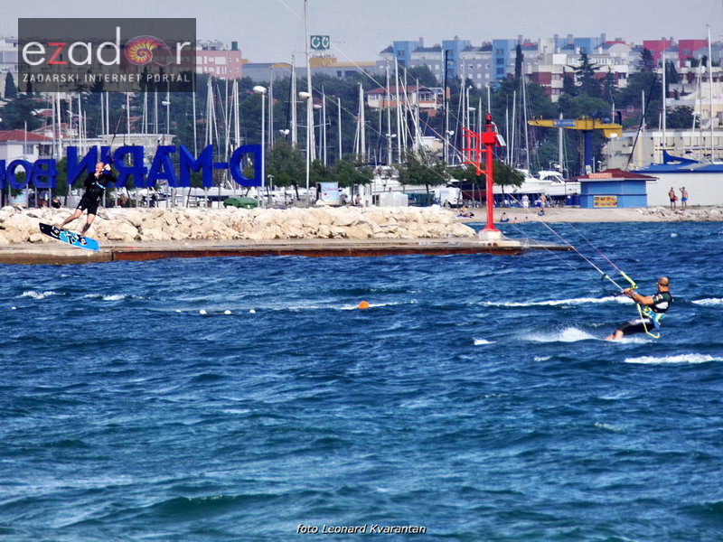 Guštanje surfera u jakom jugu Guštanje surfera u jakom jugu