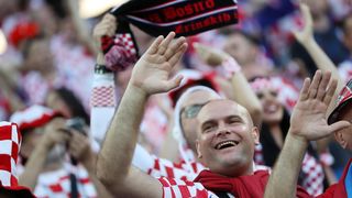 Veseli hrvatski navijači u kockicama ispunili Baltik Arenu u Kalinjingradu Veseli hrvatski navijači u kockicama ispunili Baltik Arenu u Kalinjingradu