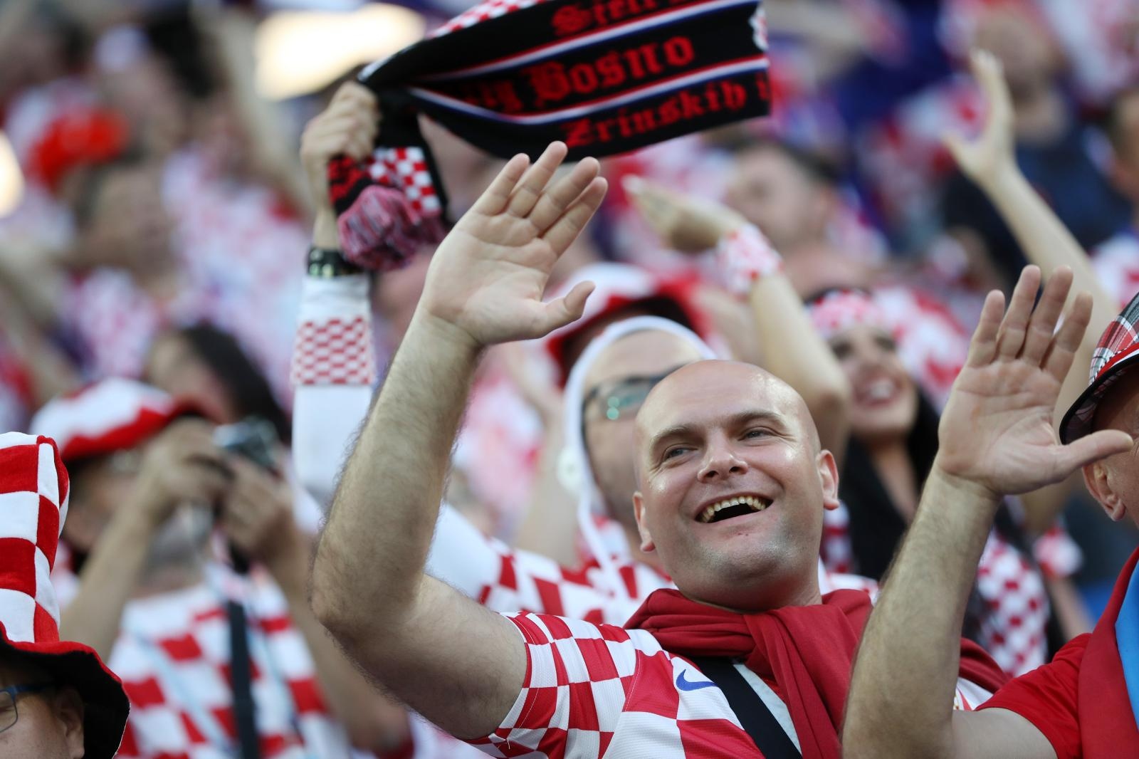 Veseli hrvatski navijači u kockicama ispunili Baltik Arenu u Kalinjingradu Veseli hrvatski navijači u kockicama ispunili Baltik Arenu u Kalinjingradu