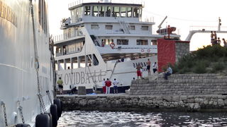 Jablanac, 170811.
U pomorskoj havariji trajekt Rapske plovidbe “Barbat” oko 18 sati, prilikom pristajanja u luku Jablanac ostao je bez pogona i udario u rivu koja je ujedno i mjesna plaza. Ozlijedjeno je sedam osoba. Ocevid je u tijeku.
Foto: Goran Novotn