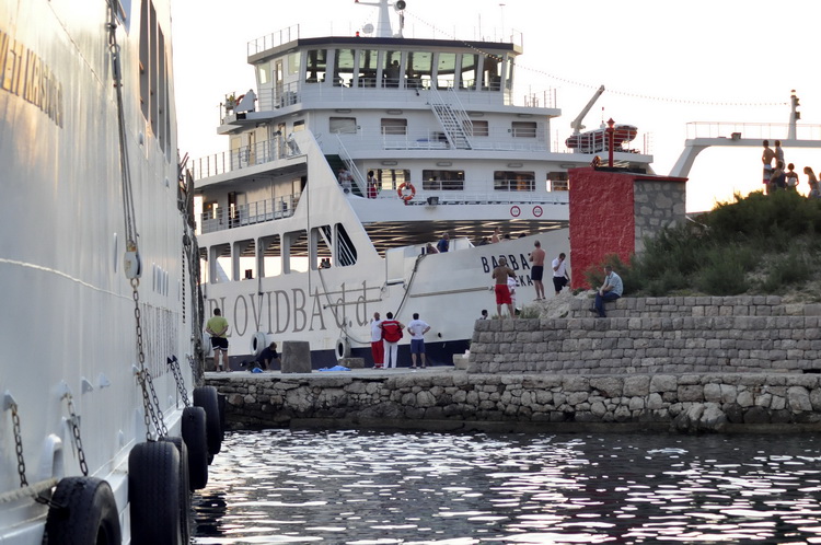 Jablanac, 170811.
U pomorskoj havariji trajekt Rapske plovidbe “Barbat” oko 18 sati, prilikom pristajanja u luku Jablanac ostao je bez pogona i udario u rivu koja je ujedno i mjesna plaza. Ozlijedjeno je sedam osoba. Ocevid je u tijeku.
Foto: Goran Novotn