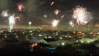 Zadar, 010111.
Mnogi su Zadrani Novu godinu docekali na gradskom trgovima uz nastupe lokalnih grupa.Kako varometa u sluzbenoj organizaciji nije bilo gradjani su se sami pobrinuli za novogodisnji ugodjaj.
Na slici : panorama Zadra u novogodisnoj noci.
Foto