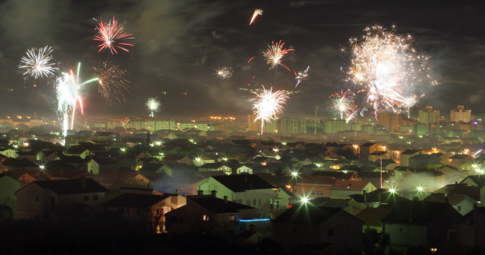 Zadar, 010111.
Mnogi su Zadrani Novu godinu docekali na gradskom trgovima uz nastupe lokalnih grupa.Kako varometa u sluzbenoj organizaciji nije bilo gradjani su se sami pobrinuli za novogodisnji ugodjaj.
Na slici : panorama Zadra u novogodisnoj noci.
Foto