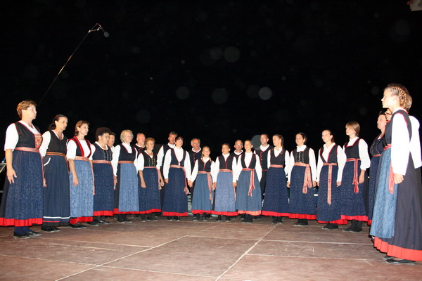 Vecer folklora: KUD Nevijana i ansambl Horenak u Nevidjenima Vecer folklora: KUD Nevijana i ansambl Horenak u Nevidjenima