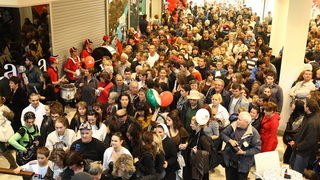 Zadar, 111110.
U zadru je  otvoren shoping centar Supernova, cije je otvaranje bilo najavljeno je za 09, pa za 14 sati, a otvoren  je malo prije 16 sati zbog tehnickog pregleda zgrade.
Na fotografiji: prvi kupcu u supernovi.
Foto: Vladimir Ivanov / CROPIX