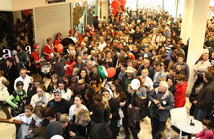 Zadar, 111110.
U zadru je  otvoren shoping centar Supernova, cije je otvaranje bilo najavljeno je za 09, pa za 14 sati, a otvoren  je malo prije 16 sati zbog tehnickog pregleda zgrade.
Na fotografiji: prvi kupcu u supernovi.
Foto: Vladimir Ivanov / CROPIX