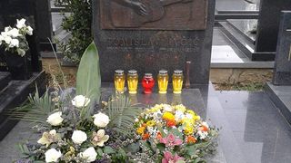 Zadarski studenti na Mirogoju odali počast Tomislavu Ivčiću Zadarski studenti na Mirogoju odali počast Tomislavu Ivčiću