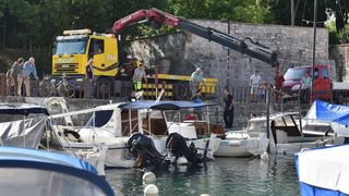 U gradskoj luci Foša u tijeku je izvlačenje potopljenih brodica