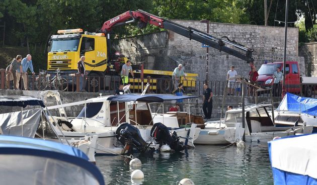 U gradskoj luci Foša u tijeku je izvlačenje potopljenih brodica