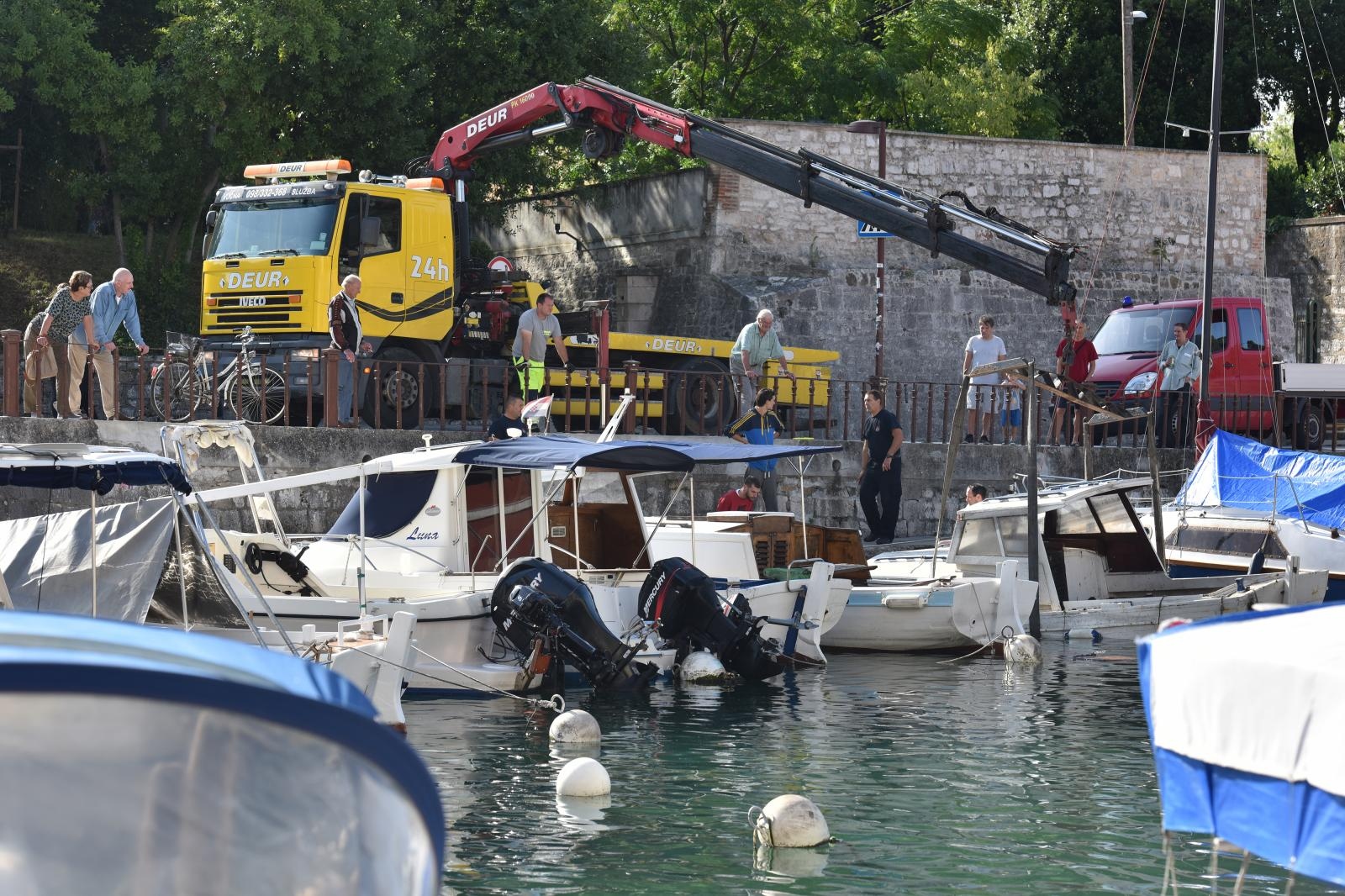 U gradskoj luci Foša u tijeku je izvlačenje potopljenih brodica