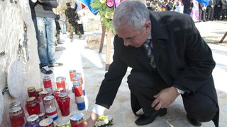 Nadin, 191111.
Clanovi 23 braniteljske udruge danas su u mimohodu od Benkovca do Skabrnje, hodnja se zaustavlja samo u Nadinu zbog polaganja vijenaca (na danasnji dan u Nadinu je ubijeno 19 civila, do sada nema optuzenih za masakr).
Na fotografiji: zadars