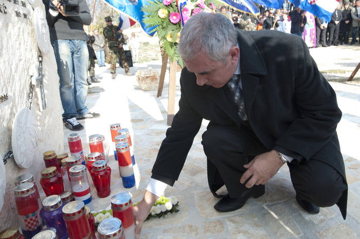 Nadin, 191111.
Clanovi 23 braniteljske udruge danas su u mimohodu od Benkovca do Skabrnje, hodnja se zaustavlja samo u Nadinu zbog polaganja vijenaca (na danasnji dan u Nadinu je ubijeno 19 civila, do sada nema optuzenih za masakr).
Na fotografiji: zadars