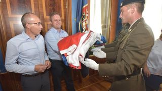 Ministar Krstičević uručio gradonačelniku Dukiću veliku hrvatsku zastavu