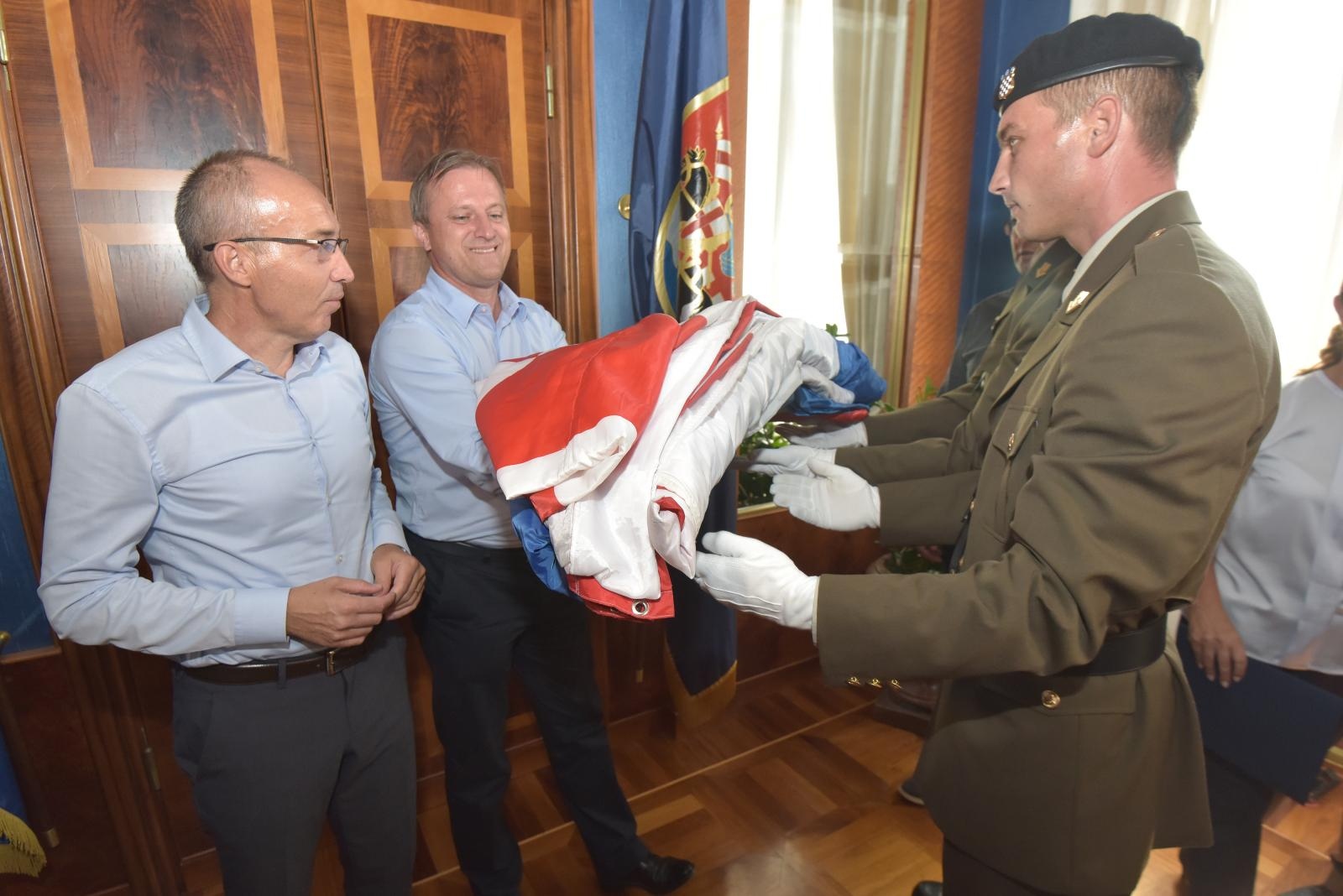 Ministar Krstičević uručio gradonačelniku Dukiću veliku hrvatsku zastavu