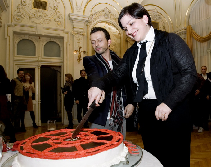 Rijeka, 200112.
U Hrvatskom narodnom kazalistu Ivan Zajc odrzana je premijera baleta Carmina Burana autora Carla Orffa.
Djelo je za Balet postavio poznati portugalski koreograf Hugo Viera, a glazbu su izveli orkestar i zbor kazalista i djeciji zbor Torret