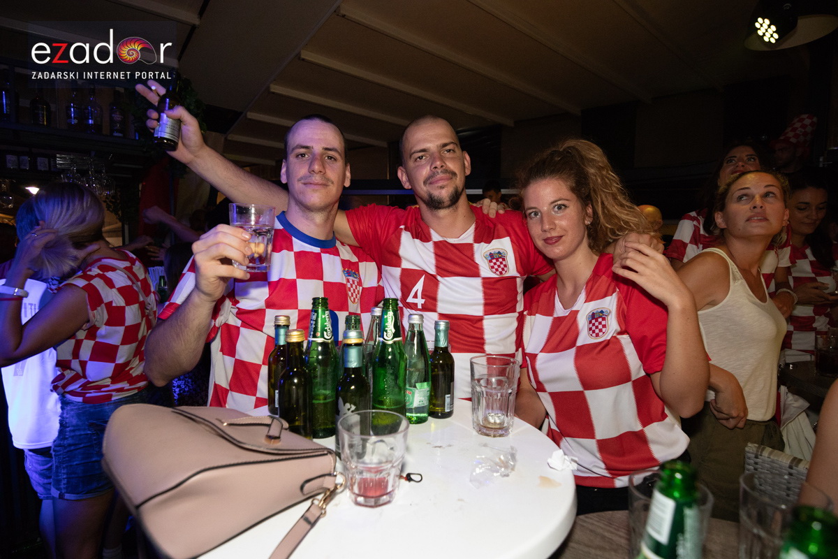 Čudesna noć: Velika fešta ulicama Zadra nakon plasmana Vatrenih u finale SP Čudesna noć: Velika fešta ulicama Zadra nakon plasmana Vatrenih u finale SP