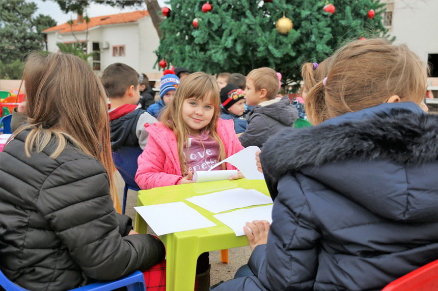 Sveti Nikola darivao mališane na Viru, Krampus bez posla Sveti Nikola darivao mališane na Viru, Krampus bez posla