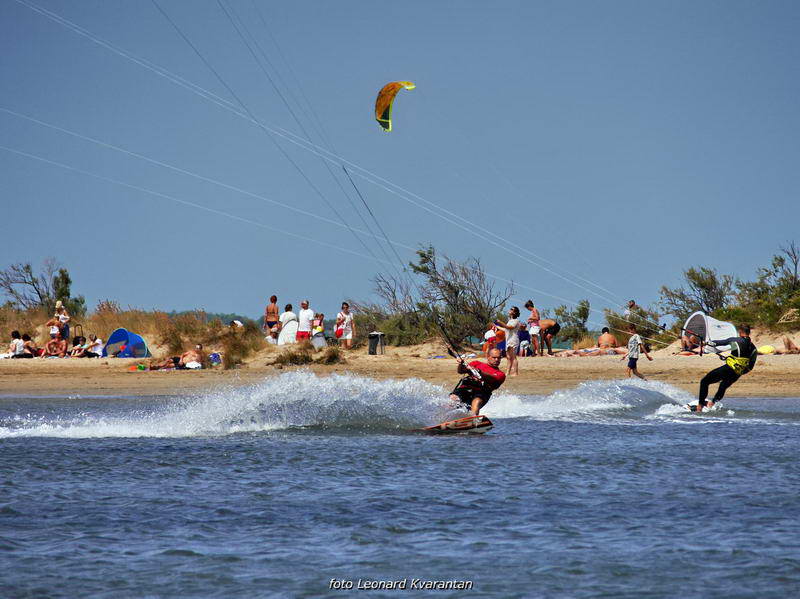 Kite surferi guštaju u Ninu