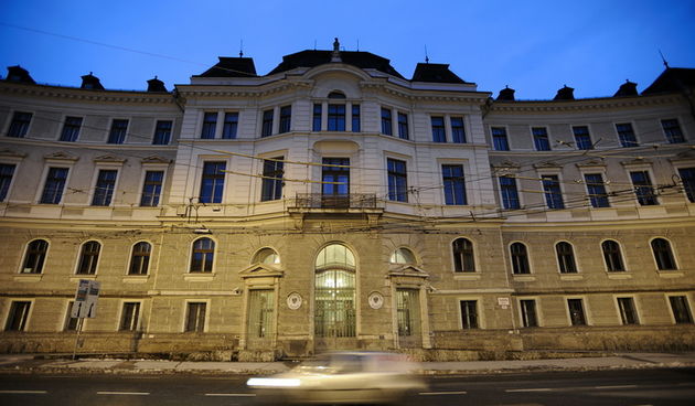 Salzburg, 121210.
Zgrada Zemaljskog suda u Salzburgu u sklopu kojeg je i zatvor u kojem je pritvoren bivsi hrvatski premijer Ivo Sanader. 
Foto: Sime Sokota / CROPIX