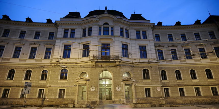 Salzburg, 121210.
Zgrada Zemaljskog suda u Salzburgu u sklopu kojeg je i zatvor u kojem je pritvoren bivsi hrvatski premijer Ivo Sanader.
Foto: Sime Sokota / CROPIX Salzburg, 121210.
Zgrada Zemaljskog suda u Salzburgu u sklopu kojeg je i zatvor u kojem je pritvoren bivsi hrvatski premijer Ivo Sanader.
Foto: Sime Sokota / CROPIX