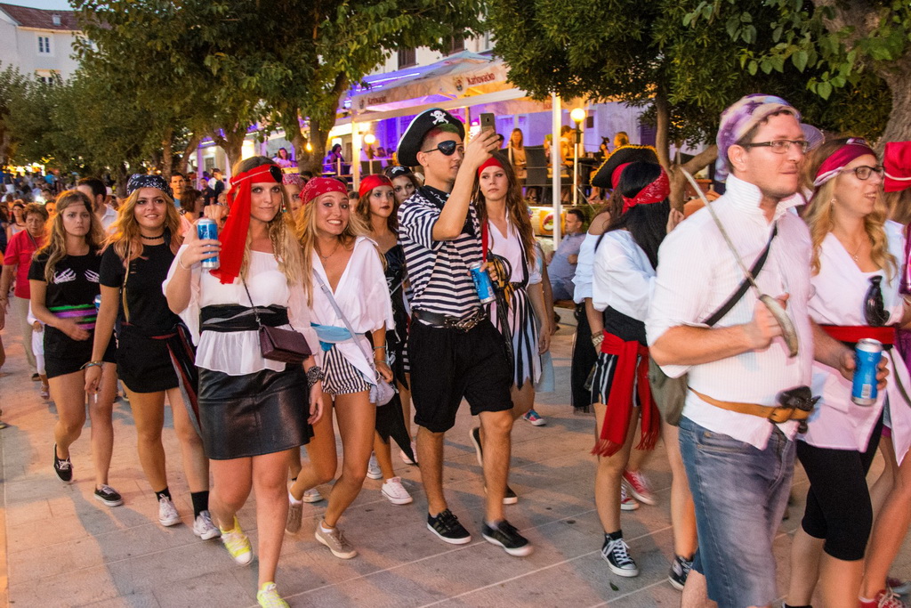 Paški ljetni karneval 2017 – maškarana povorka