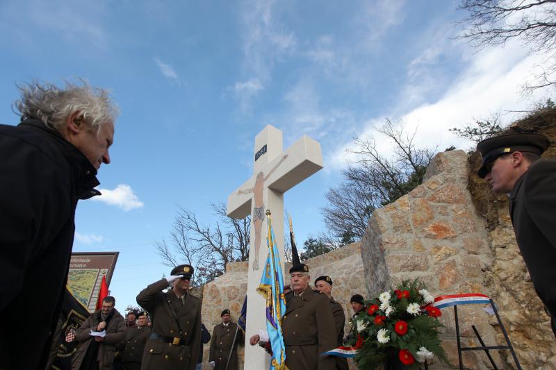 Maslenica: Otkrivanje spomen obilježja križa za poginule hrvatske branitelje u VRO Maslenica ´93, Foto: Filip Brala/PIXSELL