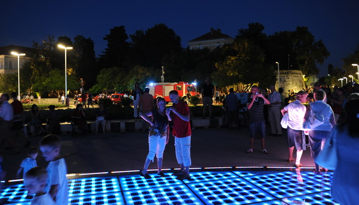 Zadar, 190810.
Veceras se u blizini zadarskih turistickih atrakcija morskih orgulja i pozdrava suncu iznenada srusilo stablo, na svu srecu nitko nije teze ozljedjen.
Foto : Andrija Lucic / cropix