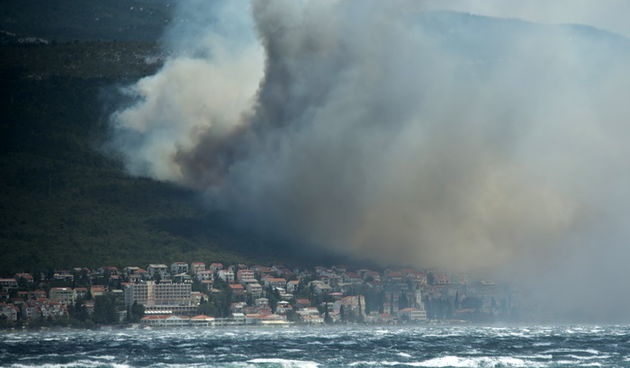 Crikvenica, 230712.Veliki pozar koj je jutros buknuo u sumi kod Bribira prosirio se prema Selcu, Novom Vinodolskom i Crikvenici, a zbog gustog dima zatvoren je promet Jadranskom magistralom prema Selcu. Gusti dim prekrio je gotovo cijelo Selce.Na slici: