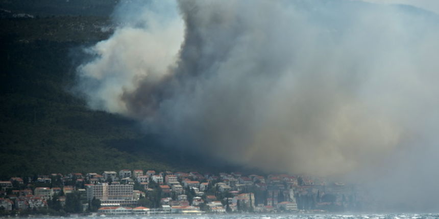 Crikvenica, 230712.Veliki pozar koj je jutros buknuo u sumi kod Bribira prosirio se prema Selcu, Novom Vinodolskom i Crikvenici, a zbog gustog dima zatvoren je promet Jadranskom magistralom prema Selcu. Gusti dim prekrio je gotovo cijelo Selce.Na slici:
