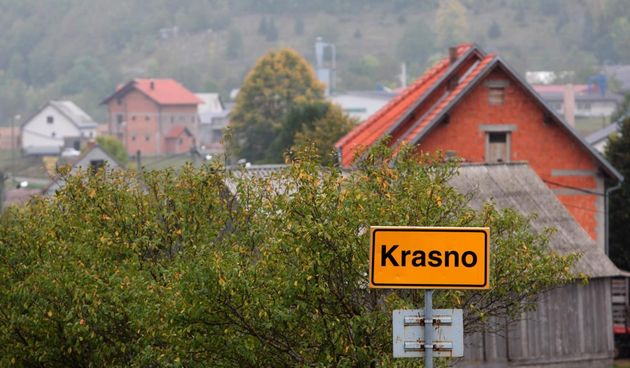 Podvelebitsko mjestasce slikovitog imena, smjesteno na 800 metara nadmorske visine na polovici puta izmedju Otocca i Senja, umjesto da izgradnjnom vodovodne mreze ocekuju bolje dane za razvoj mjesta a time i egzistenciju stanovnika ,ostali su sokirani cij