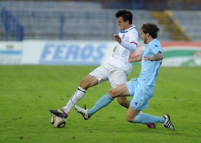 Karlovac, 051111.
Igraliste Branko Cavlovic Cavlek.
Nogometna utakmica 14.kola 1.HNL izmedju NK Karlovac i NK Zadar.
Na slici: Matija Stefancic, Antonio Mrsic.
Foto: Damir Krajac / CROPIX