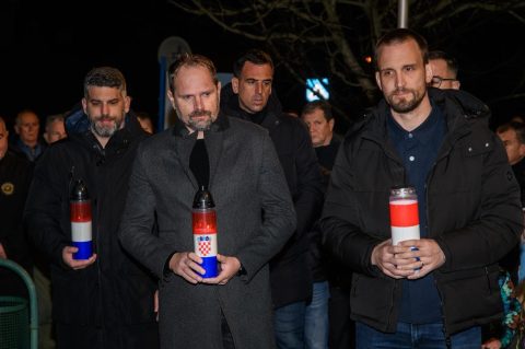Položeni vijenci i zapaljene svijeće u Crnom povodom VRO Maslenica Položeni vijenci i zapaljene svijeće u Crnom povodom VRO Maslenica