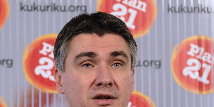 Zagreb, 271011.
Press konferencija predsjednika SDP-a Zorana Milanovica. Tema press konferencije je bilo saznanje da DORH istrazuje HDZ.
Na fotografiji: predsjednik SDP-a Zoran Milanovic.
Foto: Admir Buljubasic / CROPIX Zagreb, 271011.
Press konferencija predsjednika SDP-a Zorana Milanovica. Tema press konferencije je bilo saznanje da DORH istrazuje HDZ.
Na fotografiji: predsjednik SDP-a Zoran Milanovic.
Foto: Admir Buljubasic / CROPIX