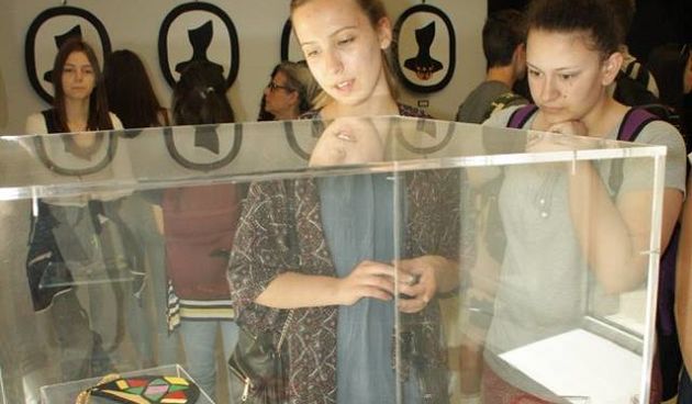 Mladi zadarski dizajneri predstavili radove na izložbi “Zalistavac – tekstilni mozaik u nakitu”