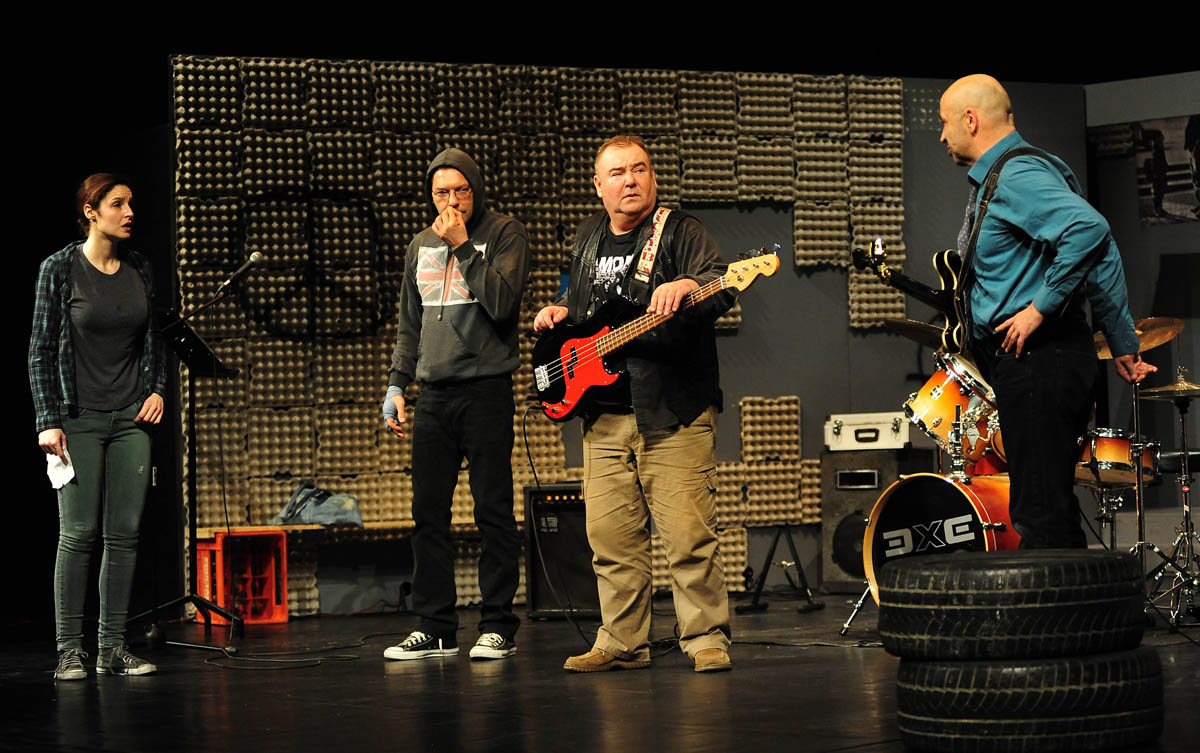 Zadar, 13.3.2014. snimio: Nenad Marčev 
Borivoj Radaković 
GRUPA 
redatelj: Mario Kovač 
igraju: Sreten Mokrović, Ranko Zidarić, 
Ivica Zadro i Iva Visković 
Kazalište KNAP (Kazalište na Peščenici) 
Dvorana HNK Zadar