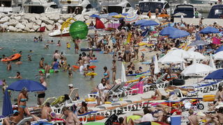 Makarska, 030711.
Prvi srpanjski vikend i prave ljetne vrucine doveli su veliki broj turista na Makarsku rivijeru. Plaze su prepune kupaca koji uzivaju u suncanju i kupanju.
Na slici: Kupaci.
Foto: Ivo Ravlic / CROPIX Makarska, 030711.
Prvi srpanjski vikend i prave ljetne vrucine doveli su veliki broj turista na Makarsku rivijeru. Plaze su prepune kupaca koji uzivaju u suncanju i kupanju.
Na slici: Kupaci.
Foto: Ivo Ravlic / CROPIX