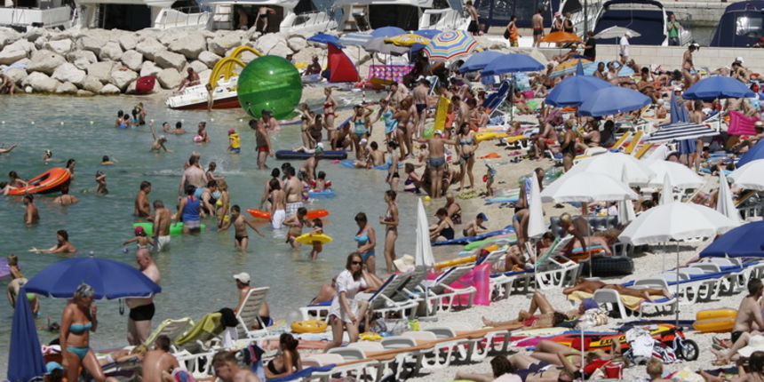 Makarska, 030711.
Prvi srpanjski vikend i prave ljetne vrucine doveli su veliki broj turista na Makarsku rivijeru. Plaze su prepune kupaca koji uzivaju u suncanju i kupanju.
Na slici: Kupaci.
Foto: Ivo Ravlic / CROPIX Makarska, 030711.
Prvi srpanjski vikend i prave ljetne vrucine doveli su veliki broj turista na Makarsku rivijeru. Plaze su prepune kupaca koji uzivaju u suncanju i kupanju.
Na slici: Kupaci.
Foto: Ivo Ravlic / CROPIX