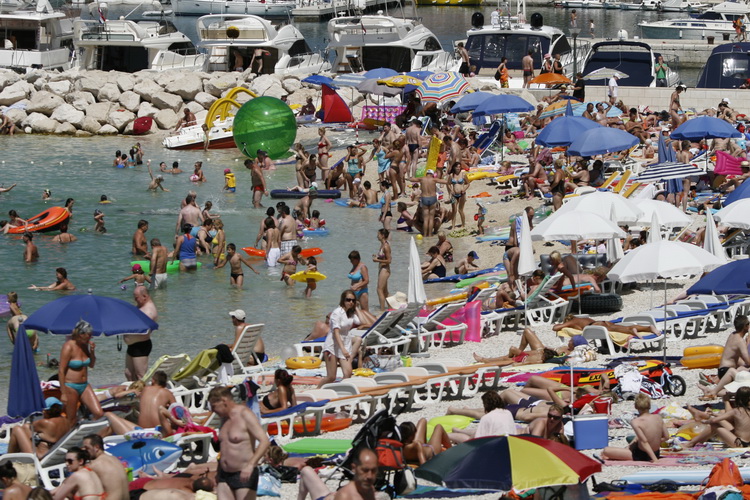 Makarska, 030711.
Prvi srpanjski vikend i prave ljetne vrucine doveli su veliki broj turista na Makarsku rivijeru. Plaze su prepune kupaca koji uzivaju u suncanju i kupanju.
Na slici: Kupaci.
Foto: Ivo Ravlic / CROPIX Makarska, 030711.
Prvi srpanjski vikend i prave ljetne vrucine doveli su veliki broj turista na Makarsku rivijeru. Plaze su prepune kupaca koji uzivaju u suncanju i kupanju.
Na slici: Kupaci.
Foto: Ivo Ravlic / CROPIX
