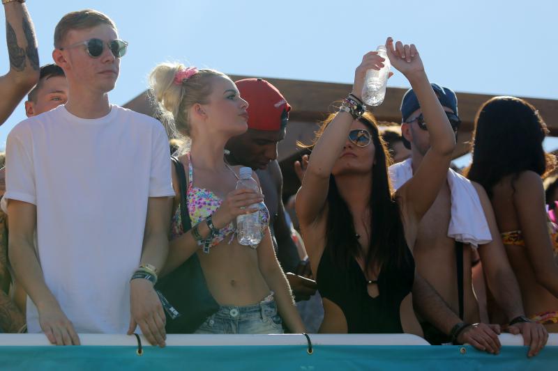 Otok Pag – Hideout festival privukao je mnogobrojnu publiku na popularnu plazu Zrce gdje se na after beach partiju u klubu Papaya plesalo cijelo poslijepodne. Photo: Filip Brala/PIXSELL