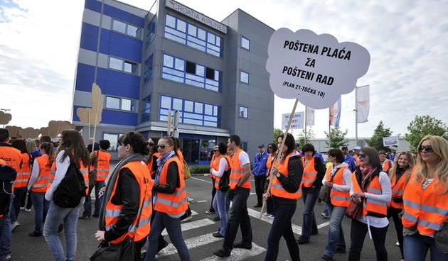 Zagreb, 140513.
Uprava Croatia Airlinesa u Buzinu. 
Sindikati pilota i kabinskog osoblja zapoceli su jutros strajk u hrvatskom nacionalnom avio-prijevozniku Croatia Airlinesu. Vecina letova je otkazana. 
Na slici: strajkasi ispred zgrade Uprave.
Foto: Bru