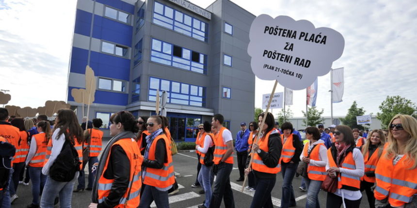 Zagreb, 140513.
Uprava Croatia Airlinesa u Buzinu.
Sindikati pilota i kabinskog osoblja zapoceli su jutros strajk u hrvatskom nacionalnom avio-prijevozniku Croatia Airlinesu. Vecina letova je otkazana.
Na slici: strajkasi ispred zgrade Uprave.
Foto: Bru Zagreb, 140513.
Uprava Croatia Airlinesa u Buzinu.
Sindikati pilota i kabinskog osoblja zapoceli su jutros strajk u hrvatskom nacionalnom avio-prijevozniku Croatia Airlinesu. Vecina letova je otkazana.
Na slici: strajkasi ispred zgrade Uprave.
Foto: Bru