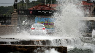 Zadar, 240711.
Obalom Kneza Trpimira u Zadru otezan je promet jer jak sjeverni vjetar razbija valove, koji nakon sto se razbiju od obalu padaju na prometnicu.
Foto : Vladimir Ivanov / CROPIX Zadar, 240711.
Obalom Kneza Trpimira u Zadru otezan je promet jer jak sjeverni vjetar razbija valove, koji nakon sto se razbiju od obalu padaju na prometnicu.
Foto : Vladimir Ivanov / CROPIX