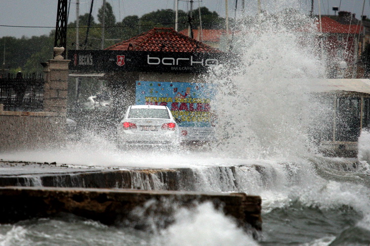 Zadar, 240711.
Obalom Kneza Trpimira u Zadru otezan je promet jer jak sjeverni vjetar razbija valove, koji nakon sto se razbiju od obalu padaju na prometnicu.
Foto : Vladimir Ivanov / CROPIX Zadar, 240711.
Obalom Kneza Trpimira u Zadru otezan je promet jer jak sjeverni vjetar razbija valove, koji nakon sto se razbiju od obalu padaju na prometnicu.
Foto : Vladimir Ivanov / CROPIX
