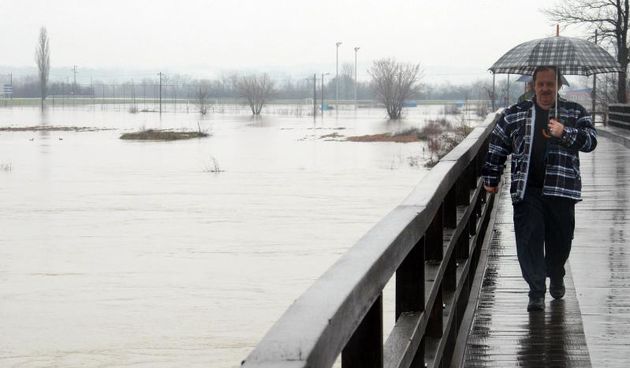 12.02.2014., Karlovac – Rijeka Kupa presla je 771 centimetar te i dalje raste. Rijeke su se izlile iz korita te poplavile okolna podrucja. Dominik Grguric/PIXSELL Autor  Dominik Grguric/PIXSELL KLJUČNE RIJEČI  vodostaj, Kupa, rijeka, poplava