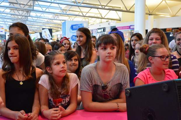 Supernova: Adio školo uz uručenje nagradnog automobila Audi A 1 i velike donacije u visini 50.000 kn HCK-u Supernova: Adio školo uz uručenje nagradnog automobila Audi A 1 i velike donacije u visini 50.000 kn HCK-u