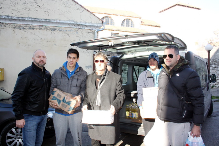 Zadarski sportaši i sportski novinari velikog srca napunili Socijalnu samoposlugu Zadarski sportaši i sportski novinari velikog srca napunili Socijalnu samoposlugu