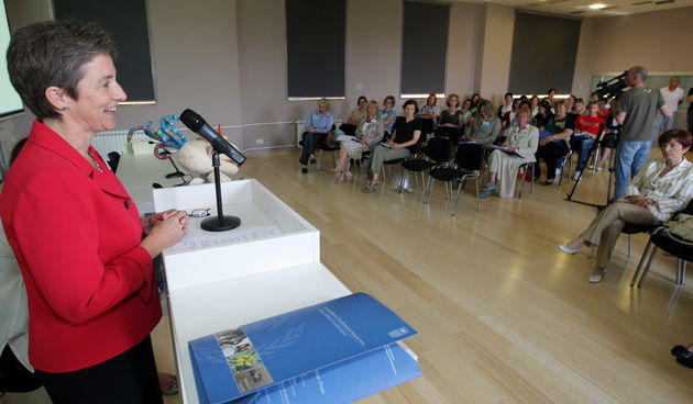 Zadar, 020611.
Dvorana Impact centra.Zene iz ruralnih sredina razmjenjuju iskustva iz malog poduzetnistva
Konferencija pod pokroviteljstvom UNDP-a istrazuje mogucnosti za zene poduzetnice iz jadranske Hrvatske .
Na slici :    Louisa Vinton, Stalna predsta