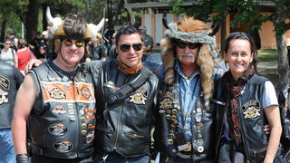 Zadar, 280511.
Odrzana je parada Harley Davidson motora izmedju Zadra i Biograda u kojoj je sudjelovalo vise tisuca motora. Oko 12 sati s Borika u Zadru krenula je kolona Harley Davidsona duga 4 kilometra koja se zaputila u Biograd gdje se odrzavaju dani Zadar, 280511.
Odrzana je parada Harley Davidson motora izmedju Zadra i Biograda u kojoj je sudjelovalo vise tisuca motora. Oko 12 sati s Borika u Zadru krenula je kolona Harley Davidsona duga 4 kilometra koja se zaputila u Biograd gdje se odrzavaju dani